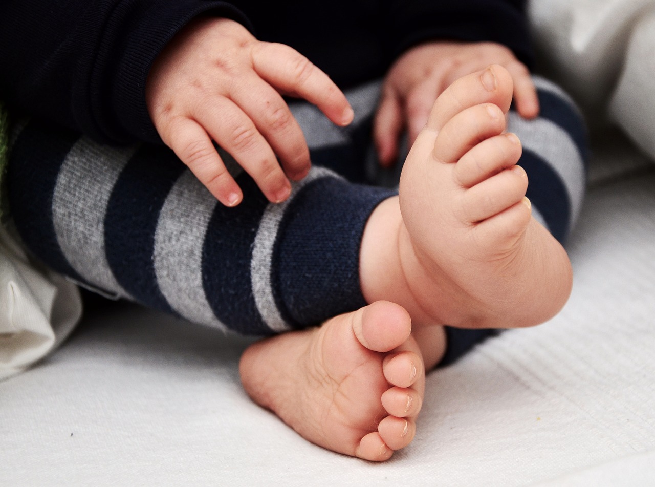 孕妈供卵生的宝宝几个月不吃手（孕妈供卵生的宝宝几个月不吃手和腿不一直挥动）